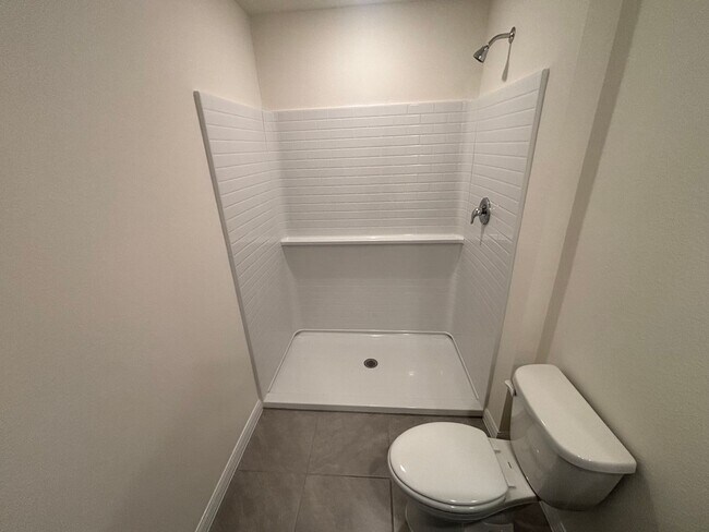 Building Photo - Amazing Location! Town House with Garage I...