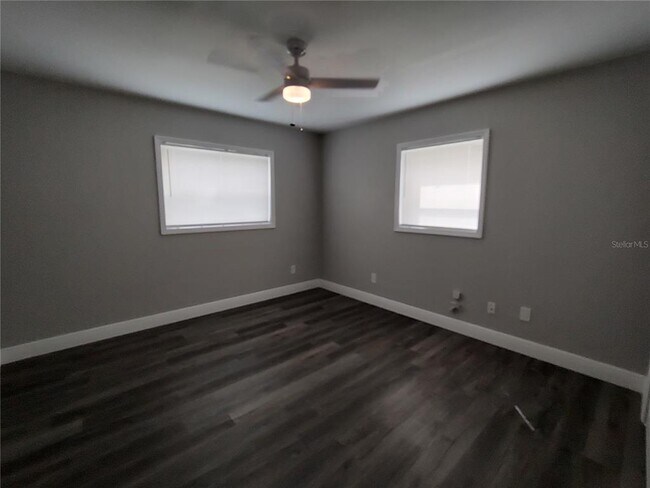 Building Photo - 320 W Howry Ave