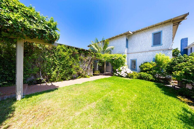 Building Photo - Incredible ocean views and private steps t...