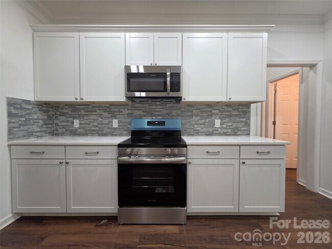 Building Photo - 595 Foxwood Dr SE