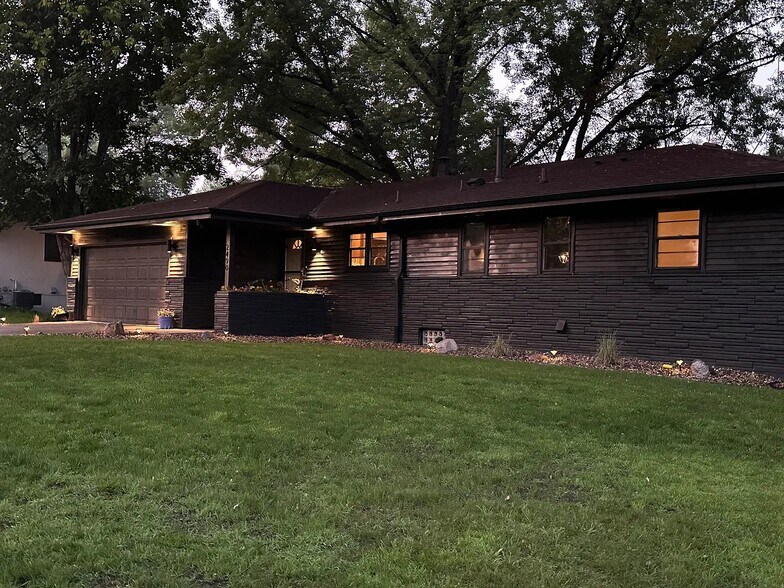 Building Photo - 2490 Quail Ave N