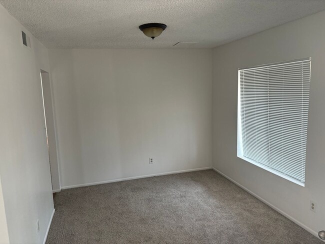 Building Photo - 923 W Posada Ave