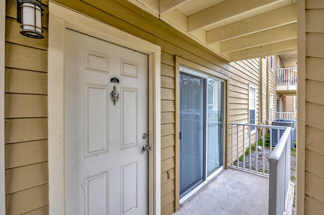 Building Photo - Lake Parsons Green