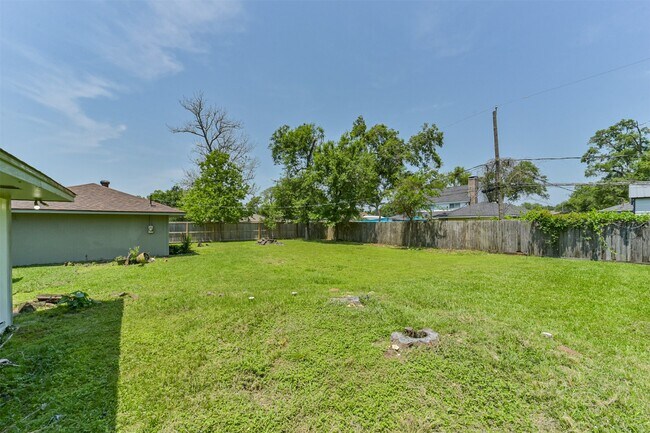 Building Photo - 306 Red Bud Ln