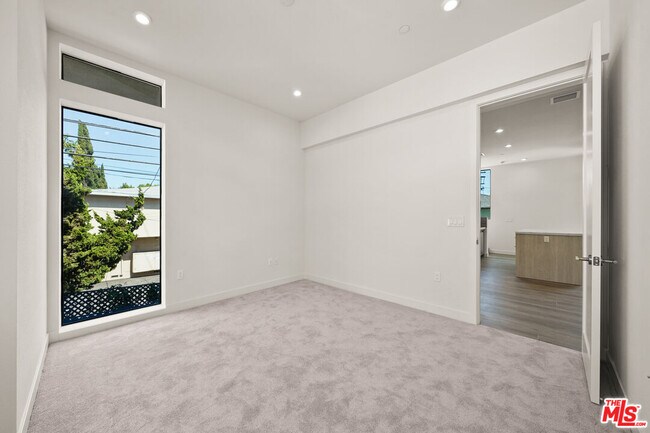 Building Photo - 1204 N Orange Grove Ave