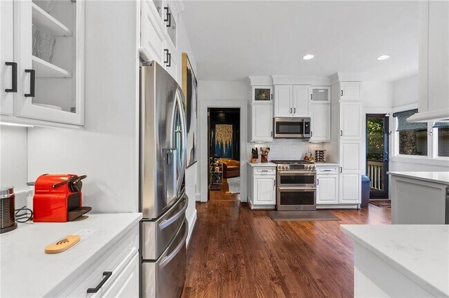 Building Photo - 663 Yorkshire Rd NE