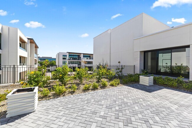 Building Photo - 6587 N Palmeraie Blvd