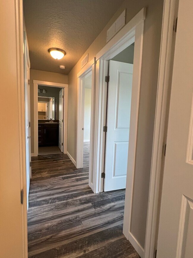 Building Photo - Beautiful 4 bed 2.5 bath Blackrock home in the Verado Subd just off N Locust Grove and Ustick Rd