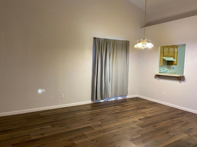 Building Photo - Large 4 bedroom 2 bath home FOR RENT!