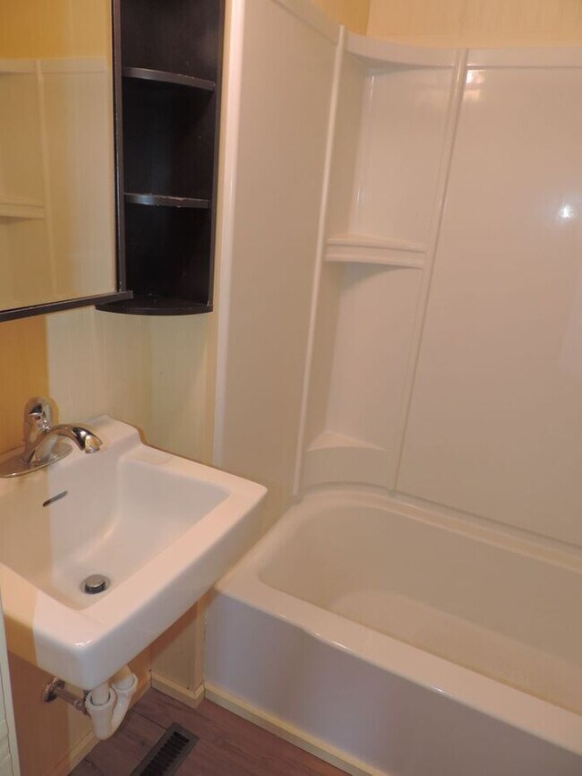 Building Photo - $1,500 | 2 Bedroom, 1 Bathroom House | No ...