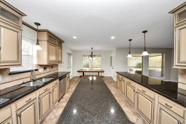 Building Photo - 1024 Glenview Dr