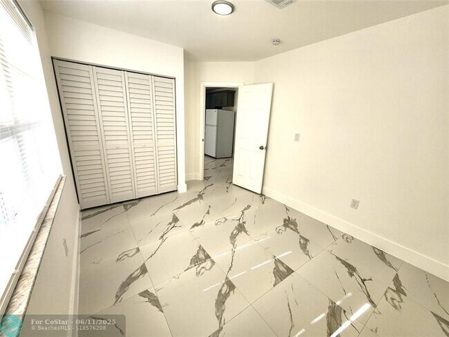 Building Photo - 2466 Lincoln St