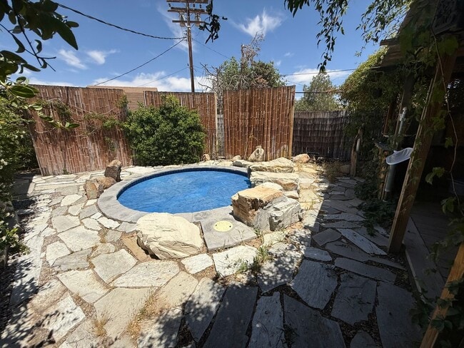 Building Photo - High Desert Retreat- 3 Bedrooms, 2 Bathroo...