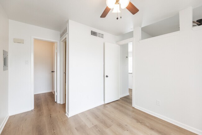 Building Photo - 3900 Woodchase Dr