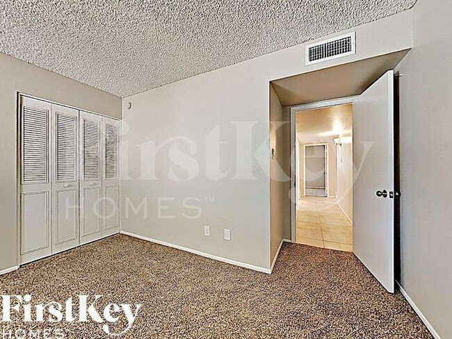 Building Photo - 4428 S La Corta Dr
