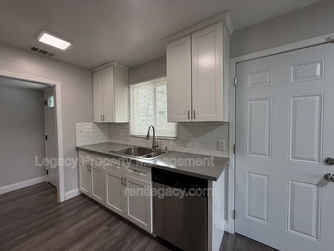 Building Photo - 2013 Edison Ave