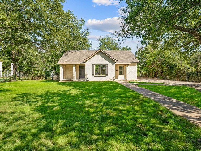 Building Photo - 302 W Collins St