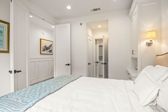 Building Photo - 3086 Solimar Beach Dr