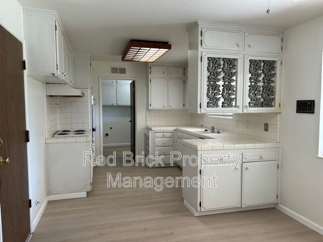 Building Photo - 526 W Donna Dr