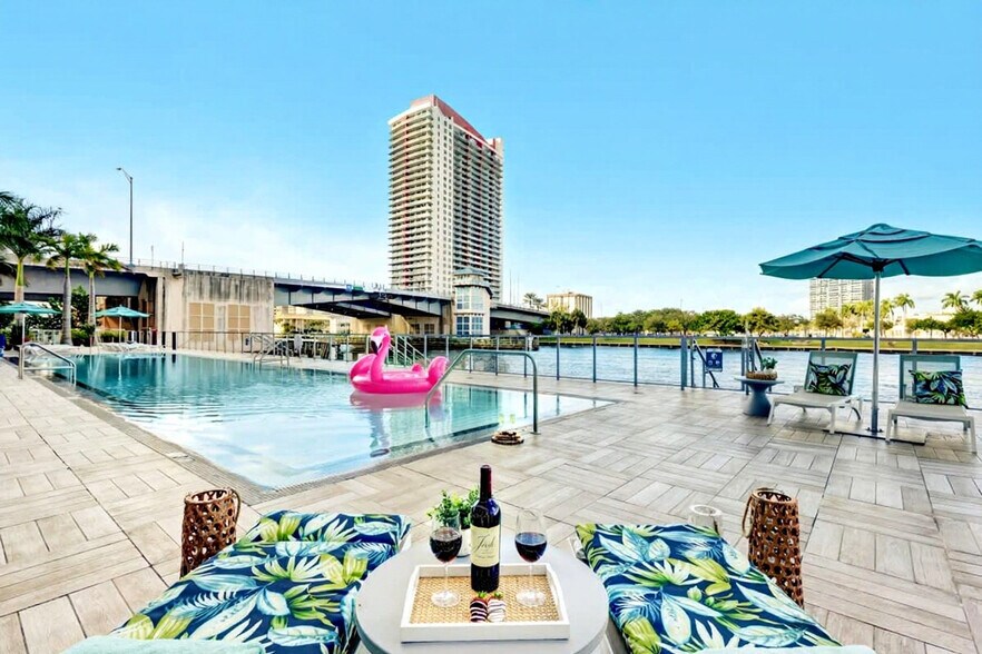 Building Photo - 4010 S Ocean Dr