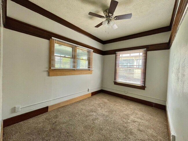 Building Photo - AVAILABLE NOW!! Move-In Special! Half Off ...
