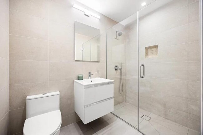 Building Photo - 2 bedroom in LONG ISLAND CITY NY 11101