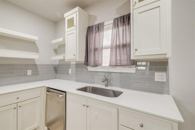 Building Photo - 726 NW 24th St