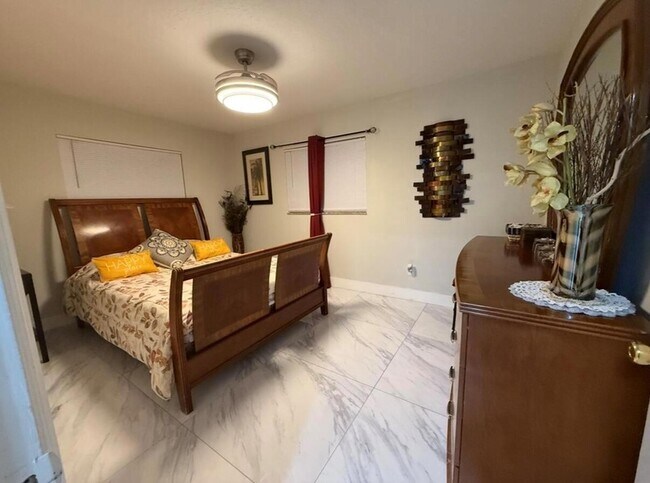 Building Photo - 1082 SW Bellevue Ave