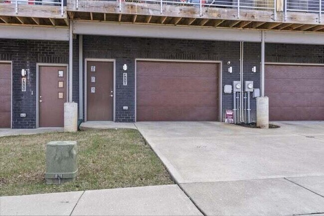 Building Photo - 955 Tarr Trce