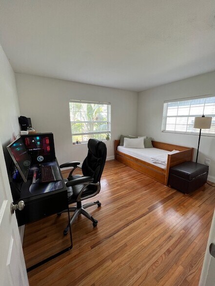 Guest room overlooking front yard. - 30 W Par St