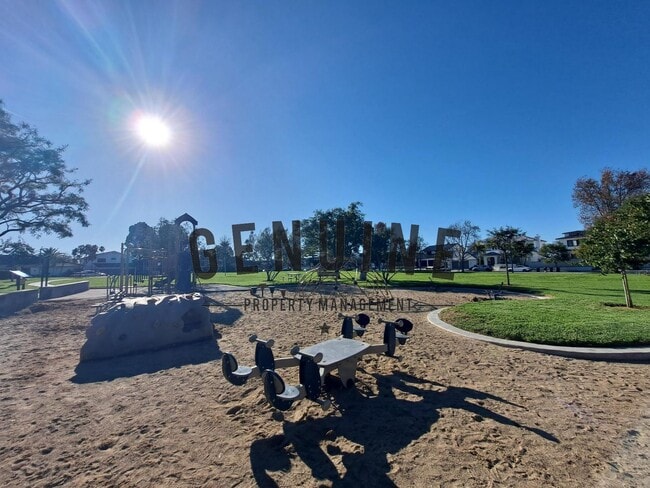 Building Photo - Beautiful Two-Level 5Bd 3.5Ba Home in Newport Beach