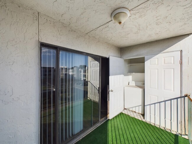 Building Photo - 2824 S Bartell Dr