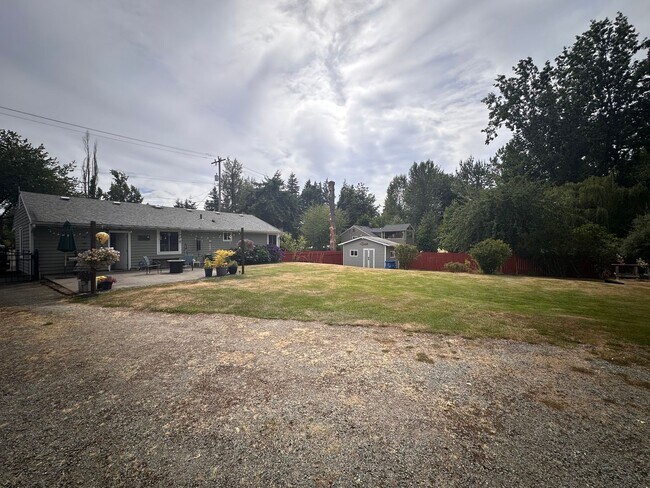 Building Photo - Cozy & Convenient 2-Bedroom Home with Larg...