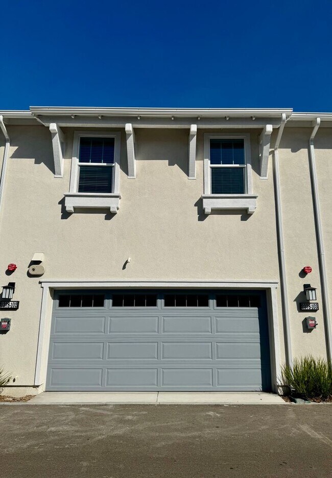 Building Photo - Gorgeous Newly Constructed Townhome