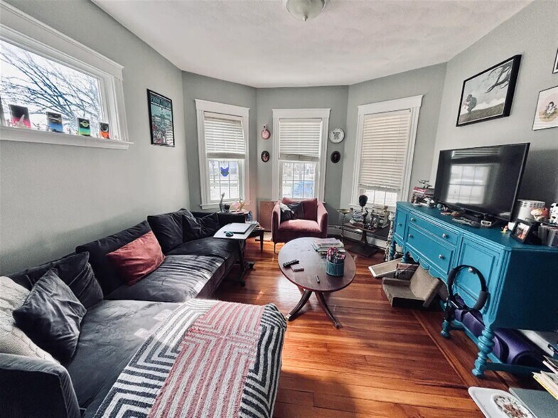 Building Photo - 835 Fellsway