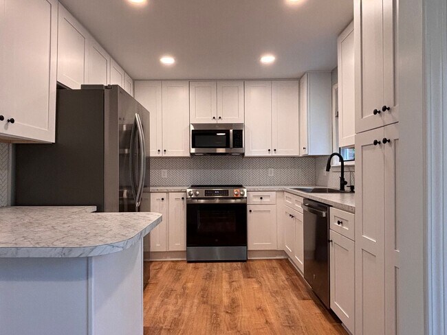 Building Photo - Remodeled 3BR in Guilford Hills
