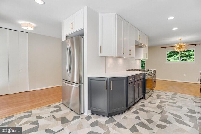 Building Photo - 5019 Fleming Dr