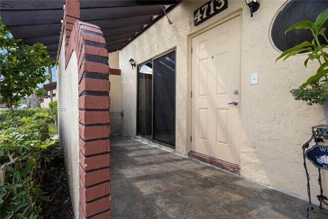 Building Photo - 4713 N Pine Island Rd