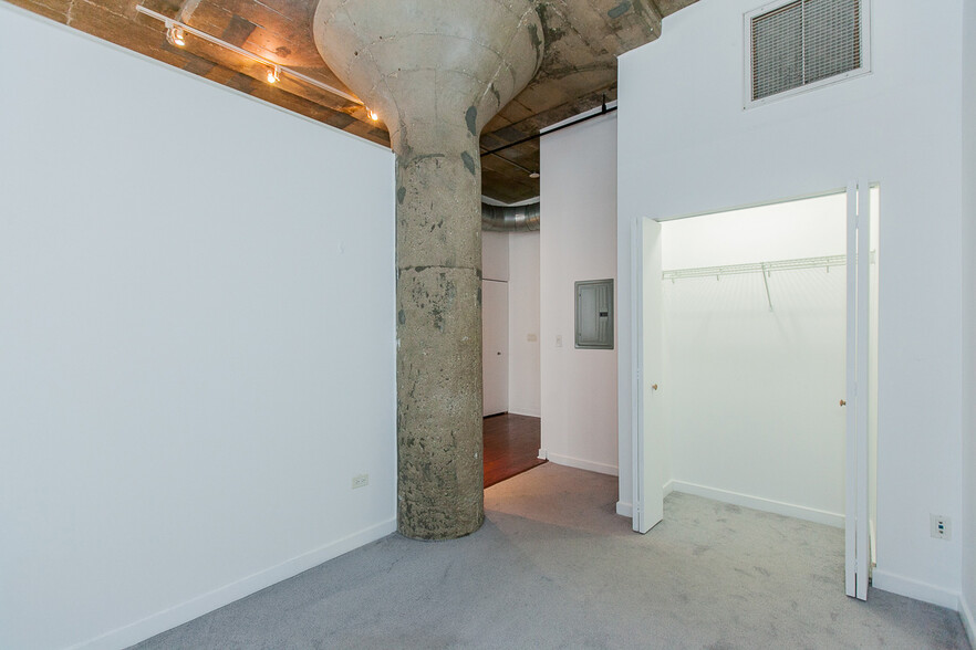 Building Photo - 1111 W 14th Pl