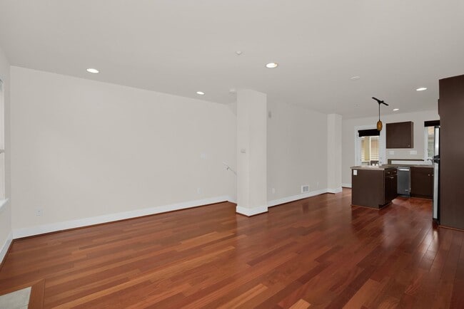 Building Photo - Updated 2 Bedroom Shoreline Townhouse!