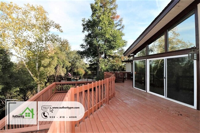 Building Photo - 875 Lakeview Dr