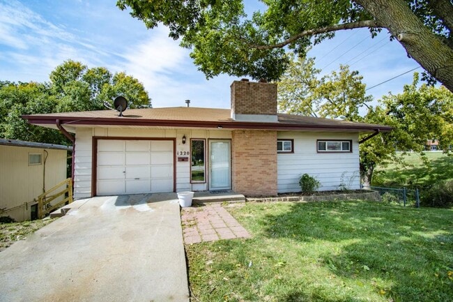 Building Photo - 1220 Hillcrest Dr