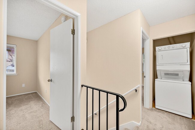 Building Photo - North Tacoma Condo Living | 2 Bed, 1.5 Bat...