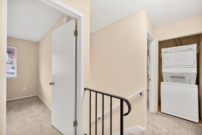 Building Photo - North Tacoma Condo Living | 2 Bed, 1.5 Bath End-Unit | Great Amenities!