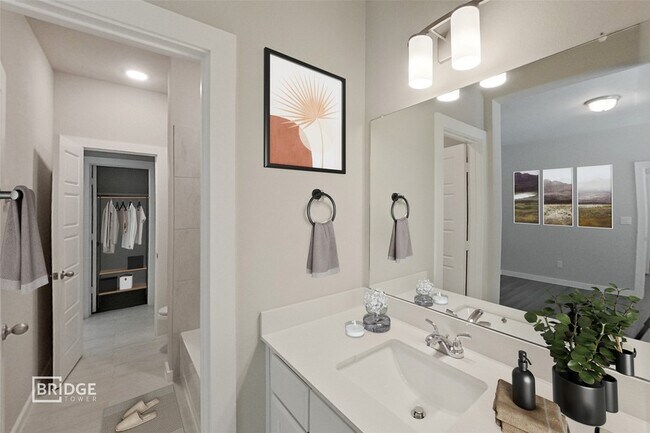 Building Photo - 335 Huisache St