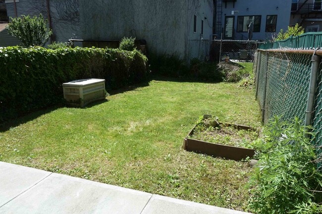 Building Photo - 208 Garden St