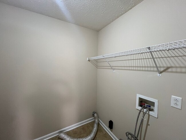 Building Photo - Cute 3 BR 2.5 BA Home Located in Culdesac in Evergreen Farms