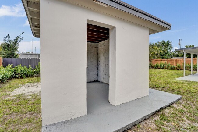 Building Photo - 4BR Corner Home (4th from FL Room) | No HOA | Large Fenced Yard | Move-In Ready