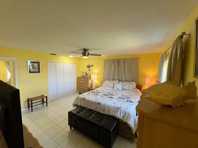 Building Photo - $3,300/month ** Short Term / Seasonal - Furnished ** 2 Bed / 1.5 Bath - Lakefront ** Single Famil...