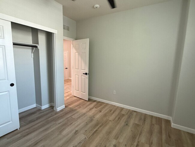 Building Photo - Lovely Laguna Pointe Condo!